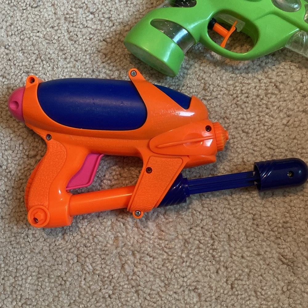 Small hang water guns - Picture 2 of 4